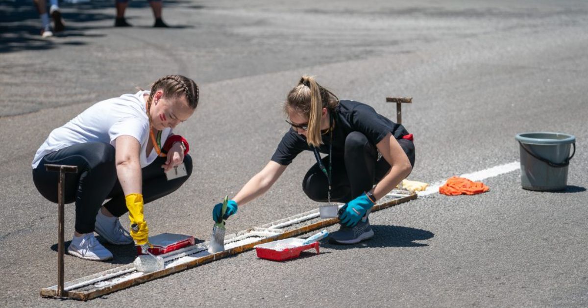 Gee die teer en ons doen die werk